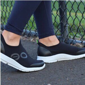 OOFOS Women's OOmg Sport Low Shoe - White Black Size 8